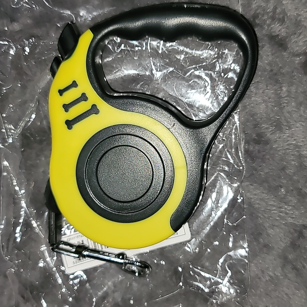 Brand New Never Used Retractable 10-Foot Pet Leash.